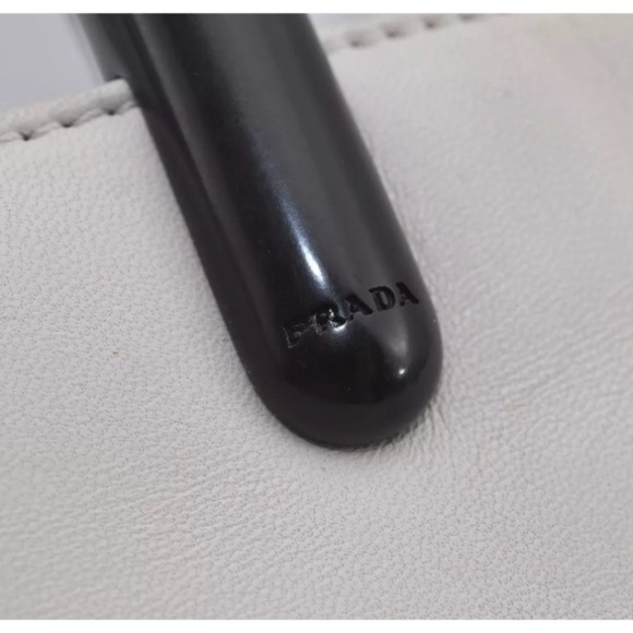 Prada White Tote Bag with Sleek Design - Picture 4 of 12